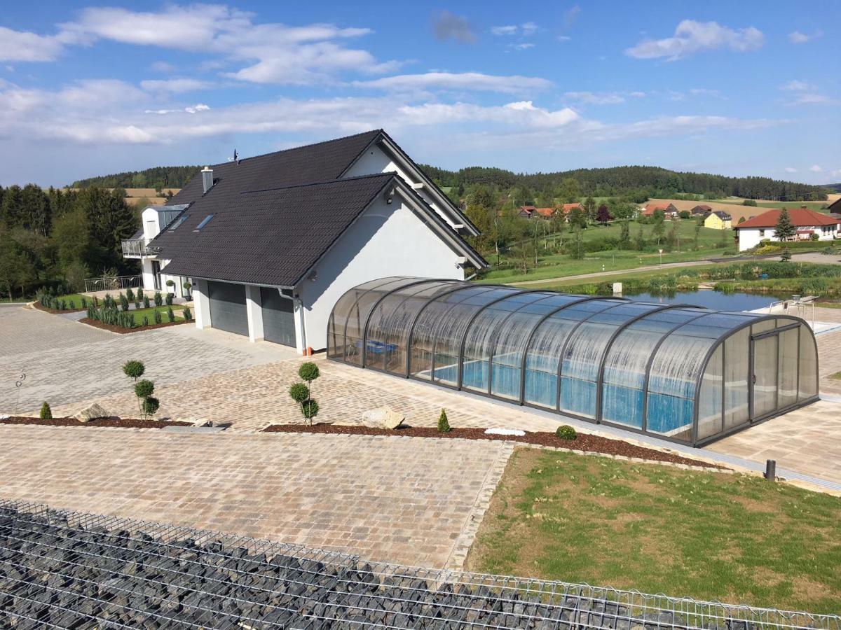 Landhaus Ferienwohnungen Mit Pool Und Wellness Neukirchen-Balbini Extérieur photo