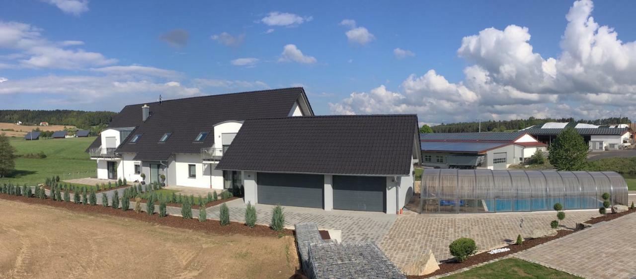 Landhaus Ferienwohnungen Mit Pool Und Wellness Neukirchen-Balbini Extérieur photo